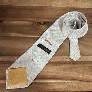 Elegant Silver Patterned Tie